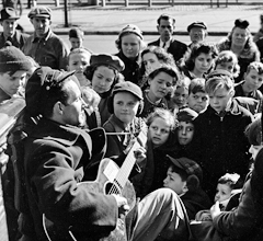 Guthrie performing for children, New York,1943.