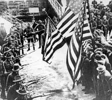 Militia and strikers face off in Lawrence, MA, in 1912. (Photo courtesy of Walter P. Reuther Library, Wayne State University)
