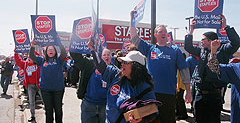 Video Highlights Chicago APWU Members ‘Stop Staples’ Protest's image