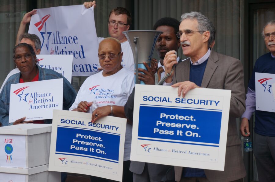 APWU Backs Retirees’ Demand to Re-Open Social Security Offices's image